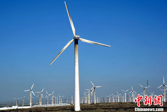 資料圖 眾多風(fēng)電機(jī)組縱橫有序排成壯觀的陣列<a target='_blank' >中新社</a>發(fā) 孫自法 攝