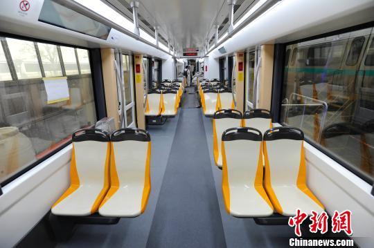 德令哈現(xiàn)代有軌電車將成為首列開進(jìn)青藏高原的現(xiàn)代有軌電車，也是世界上運(yùn)營海拔最高的有軌電車。　姜超 攝