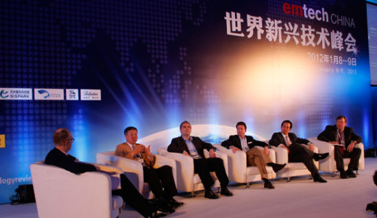 圖為&ldquo;新能源專場(chǎng)&rdquo;討論現(xiàn)場(chǎng)。(來(lái)源：新浪財(cái)經(jīng) 全權(quán)攝)