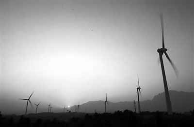 江西廬山五老峰下九江市廬山區(qū)海會鎮(zhèn)長嶺風電機組正在上網(wǎng)發(fā)電。