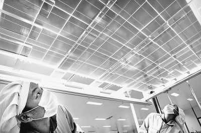 江蘇一家能源公司的工人在檢查出口太陽(yáng)能光伏電池組件。 　　CFP供圖