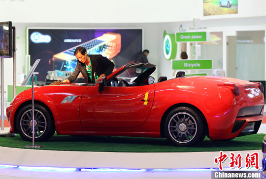 9月29日，工作人員正在清潔展出的敞篷電動汽車。中新社發(fā) 泱波 攝