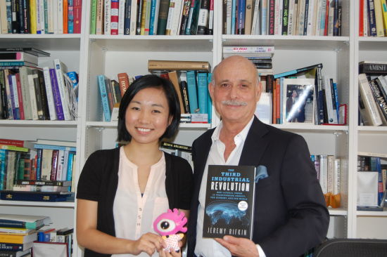 《第三次工業(yè)革命》作者杰里米-里夫金與筆者合影。(圖片來源：新浪財經(jīng))