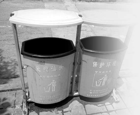 廢舊電池對(duì)環(huán)境和人體的危害遠(yuǎn)遠(yuǎn)超過我們的想象，隨意丟棄電池，不僅污染環(huán)境、危害人體健康，而且浪費(fèi)資源。