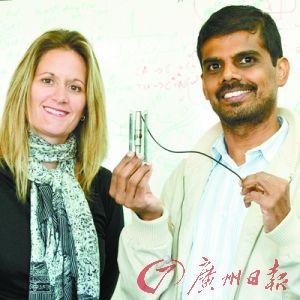 澳大利亞莫道克大學(xué)的研究者正在展示新型鈉離子電池。