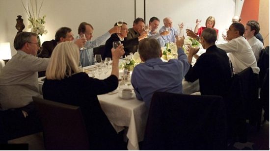 圖示：奧巴馬與硅谷大佬們共進(jìn)晚餐，喬布斯左邊的藍(lán)襯衫是韋斯特里 圖片來(lái)源：路透社