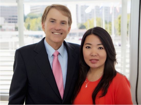 圖示： 斯蒂夫-韋斯特里與新浪財(cái)經(jīng)北美記者段皎宇 