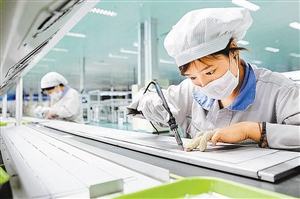 一家能源公司的工人在生產(chǎn)出口歐洲的太陽(yáng)能光伏產(chǎn)品。  新華社發(fā)