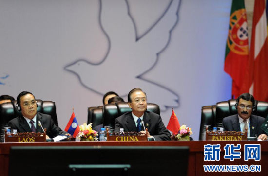  11月6日，中國(guó)國(guó)務(wù)院總理溫家寶在老撾首都萬(wàn)象出席第九屆亞歐首腦會(huì)議第二次領(lǐng)導(dǎo)人會(huì)議。 新華社記者 張鐸 攝