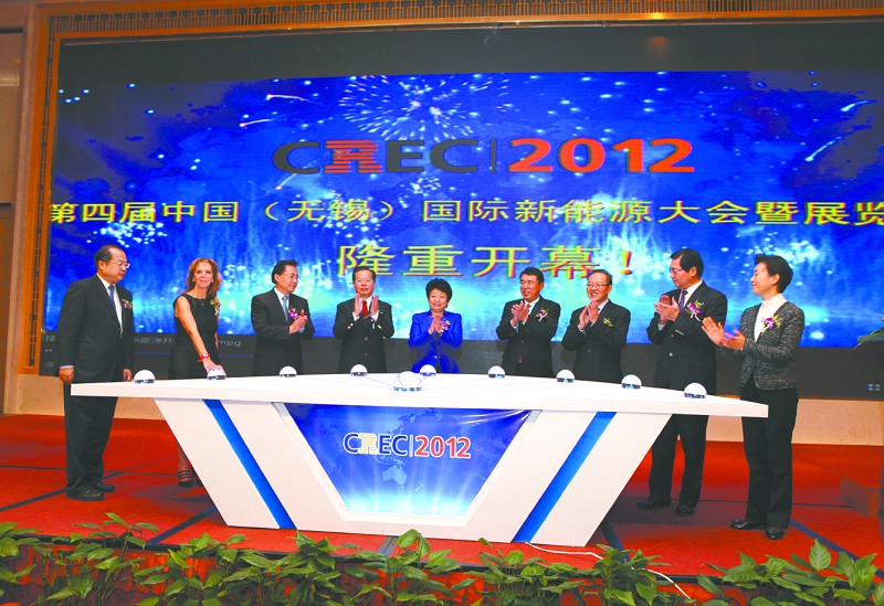 2011年以來(lái)，歐美接連揮舞&ldquo;雙反&rdquo;大棒，國(guó)際市場(chǎng)環(huán)境日趨惡劣，中國(guó)光伏產(chǎn)業(yè)陷入發(fā)展以來(lái)的最大困境。面對(duì)內(nèi)缺市場(chǎng)，外遭&ldquo;雙反&rdquo;的兩面夾擊，中國(guó)光伏全行業(yè)都在戮力探尋出路所在。