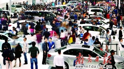 昨日，廣州車展迎來周六休息日，場館內人氣爆棚。