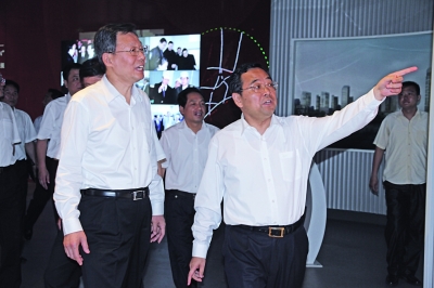 李學(xué)勇省長(zhǎng)（左）在市委書記張雷陪同下視察園區(qū)。