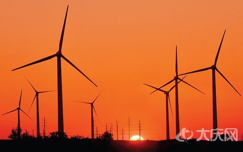 &ldquo;錢是大風(fēng)刮來的。&rdquo;大豐集團油氣事業(yè)部總經(jīng)理助理夏清河說，&ldquo;我們投資5億元，建設(shè)了這些風(fēng)車，年開發(fā)風(fēng)電5萬千瓦，收入6800萬元。&rdquo;