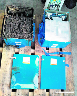 全日空出事夢幻客機(jī)的鋰離子電池內(nèi)部已燒壞（圖左），藍(lán)色的金屬外殼也燒得凹凸不平。（法新社）