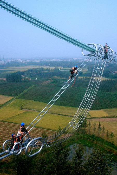 1000千伏晉東南～南陽～荊門特高壓交流試驗示范工程擴(kuò)建已投產(chǎn)并連續(xù)四年保持穩(wěn)定運(yùn)行。湖北省電力公司加強(qiáng)特高壓線路的運(yùn)行維護(hù)，確保特高壓在湖北落得下、用得上。