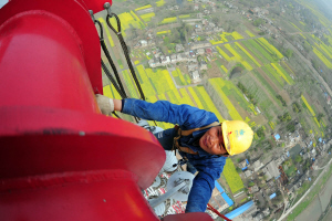 安徽送變電工程公司施工人員在皖電東送工程220多米高空安裝附件。