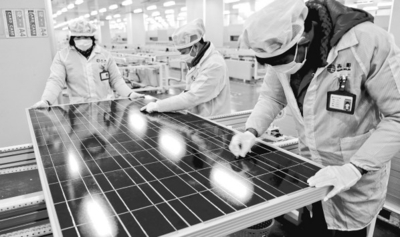 江蘇鹽城市射陽縣，江蘇吉陽新能源有限公司員工在太陽能光伏組件生產(chǎn)線緊張工作。資料圖片