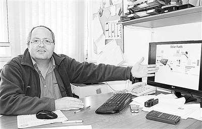 阿夫納&middot;羅斯柴爾德教授在接受采訪。 本報記者 馮志文攝