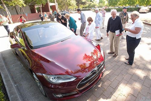 蓋世汽車(chē)訊 綜合外電報(bào)道，美國(guó)電動(dòng)車(chē)制造商特斯拉已經(jīng)獲得來(lái)自中國(guó)香港的訂單，有望在今年冬季正式在香港上市銷(xiāo)售。
