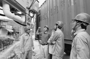 福建電科院技術(shù)人員收集移動儲能電站的運行試驗數(shù)據(jù)，進(jìn)一步完善研究成果。