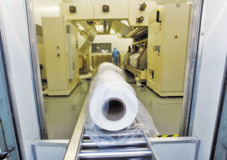 長陽科技生產(chǎn)流水線一筒一筒下線的膜。 記者 王增芳 攝
