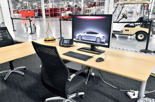 馬斯克的辦公桌上擺著Motor-Trend頒給ModelS的&ldquo;2013年度汽車獎&rdquo;