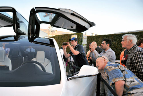 6月20日在特斯拉設(shè)計中心的展示會上賓客紛紛給Model-X拍照，這款車將在2014年上市