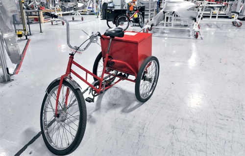 在廠區(qū)一角出現(xiàn)了幾輛神秘的三輪車