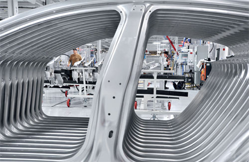 一排汽車部件疊在一起，等待被安裝