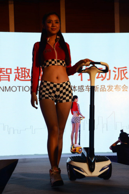 新款代步體感車(chē)上市 電池可自動(dòng)充電