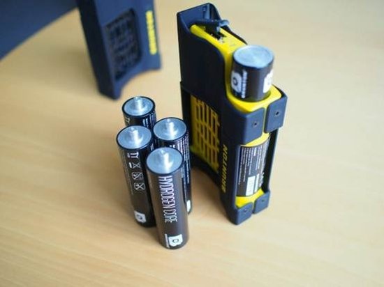 氫反應(yīng)燃料電池亮相 一枚可充滿六部iPhone