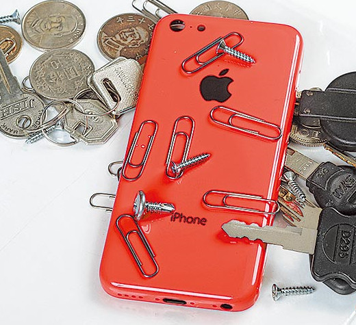 iPhone5C塑料背蓋有防刮設(shè)計，和回形針、螺絲、硬幣一起搓揉，無明顯刮痕。圖片來自臺媒