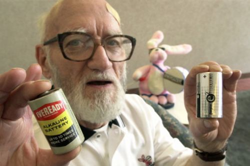 研究人員手持1958年和2002年生產(chǎn)的堿性電池