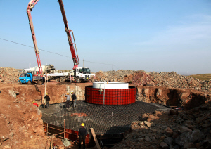 國家風光儲輸示范電站二期張尚風電場，工作人員正在進行風機基礎鋼筋綁扎與混凝土澆筑。梁立新 攝